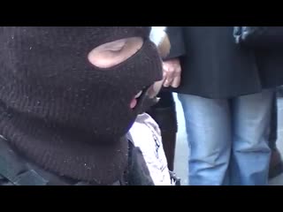 video мужик в маске и сигой во рту играет на пианино маленькой девочке sex