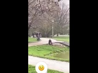 video в польше голая черная женщина домогалась до мужчин а те от нее убегали потом она нырнула в озеро откуда ее sex