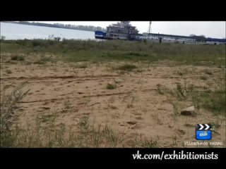 video эксгибиционист дрочит и кончает при четырех девушках на пикнике sex