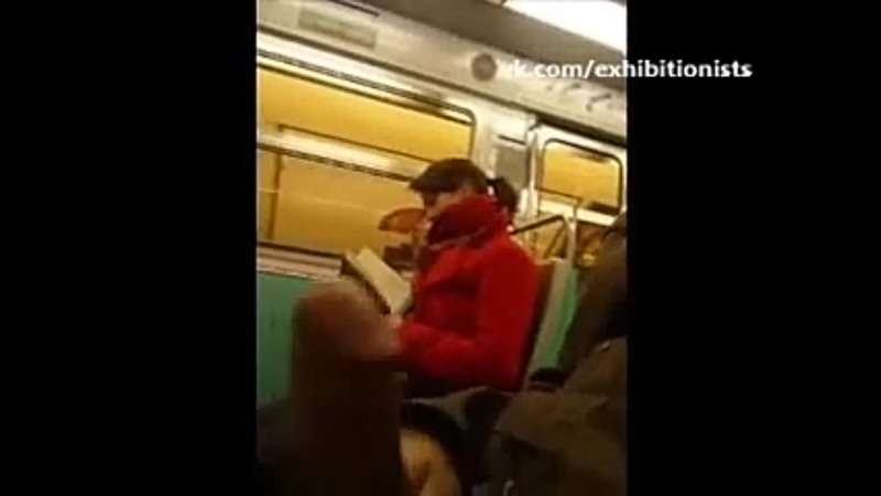 video и снова безумный африканец со своим огромным членом дрочит перед девушками в метро sex