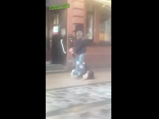 video пьяные девушки пытаются разобраться с парнем возле ночного клуба sex