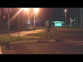 video голая девушка голая гуляет по вечерним улицам и слушает музыку sex
