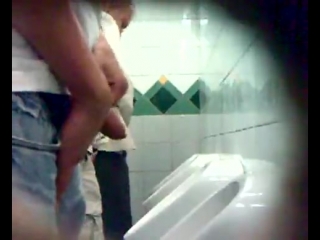 video скрытая камера мужики дрочат в туалете sex