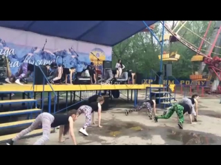 video в чебоксарах школьницы повторили провокационный тверк оренбургских пчелок молодые девочки исполнили групповой sex
