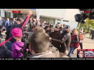 video голая активистка femen устроила перфоманс перед голосованием зеленского sex