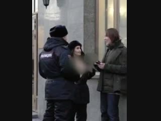 video в сети появилось видео как модель в полицейской форме с голой грудью приставала к прохожим в центре москвы sex