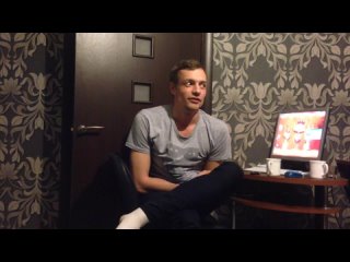 video парень трогает сиськи и рассказывает анекдот sex