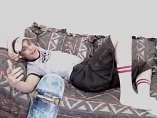 video раб нюхает ноги хозяина и признает что ему это нравится sex