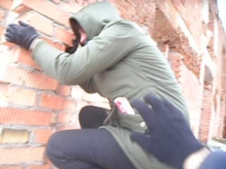 video уговариваю маму сесть мне на плечи она не может слезть sex