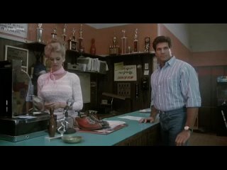 video сцена в баре хф эльвира повелительница тьмы 1988 sex