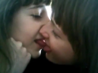 video школьницы целуются с языком sex