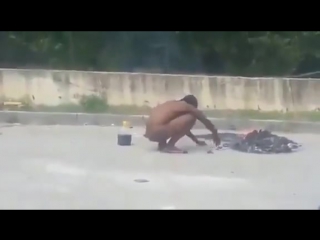 video italien nackter flüchtling aus nigeria sitzt besoffen mitten auf der strasse und wärmt sich an brennendem sex