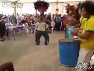 video мужика очень жестко развели на карнавале sex