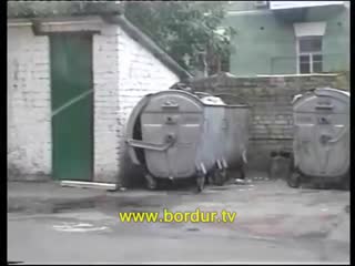 video скрытая камера бомж в мусорном баке поспать не дают sex