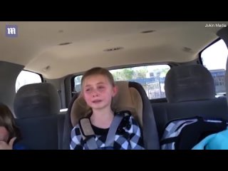 video сестра плачет что любит очень сильно брата а он стесняется ее поцеловать в школе sex