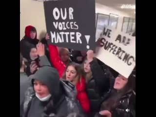 video студенты с плакатами наши голоса имеют значение против ношения масок скандируют позвольте нам дышать sex