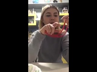 video симпотная брюнетка показывает грудь в лифчике sex