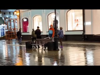 video пранк бомжиха поёт красивым голосом на улице прохожим sex