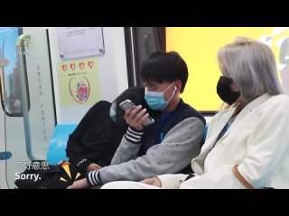 video if two girls falling asleep on you at the same time prank 当两个姑娘同时靠在自己肩膀上睡着了路人 sex