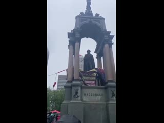 video blm разрушили статую первого премьер министра канады джона макдональда в монреале sex