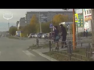 video извращенец в городе незаметно фоткает под юбками у женщин извращенца случайно сняла на видеорегистратор одна sex
