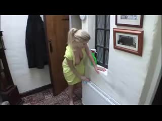 video домработница с натуральными сиськами оголяет свои прелести во время уборки mp4 sex