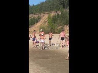 video мигрант попросил снять трусы русскую женщину на пляже но подошел муж женщины и началась потасоа sex