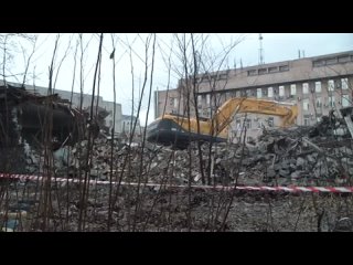 video 20 02 14 аракчеевские экскаватор фирмы размах сносит стену во дворе дом трясется пыль sex