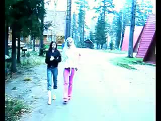 video две сучки выебли парня так что шляпа не стояла sex