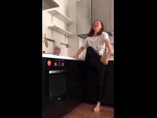 video карантинный челендж самая удобная поза попить водички sex