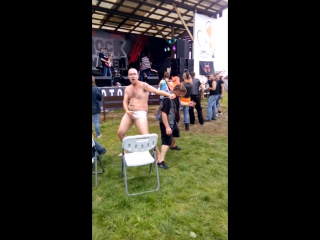 video голый зажигает фрик сиськи музон очкарик рок фэст sex