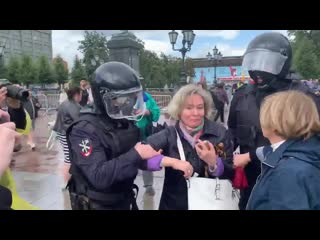 video посмотрите как росгвардейцы наши сыновьяс выполняют свою работу задержанная женщина обр sex