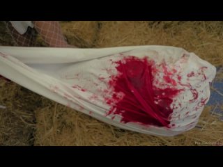 video ненормальная и грязная азиатка мажется краской в новый год и трахается sex