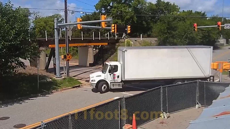 video boxtruck tries to sneak up to the 11foot8 8 sex