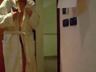 video в распахнутом халатике встретила курьера sex