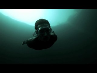 video чемпион мира по фридайвингу гильям нери guillaume nery ныряет в голубую бездну дина deans blue hole багамы sex