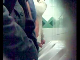 video скрытая камера мужики дрочат в туалете sex